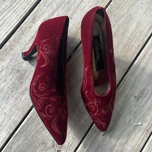 Vintage Notorious For Bakers Leeds Maroon Wine Velvet Kitten Heels Size 10B